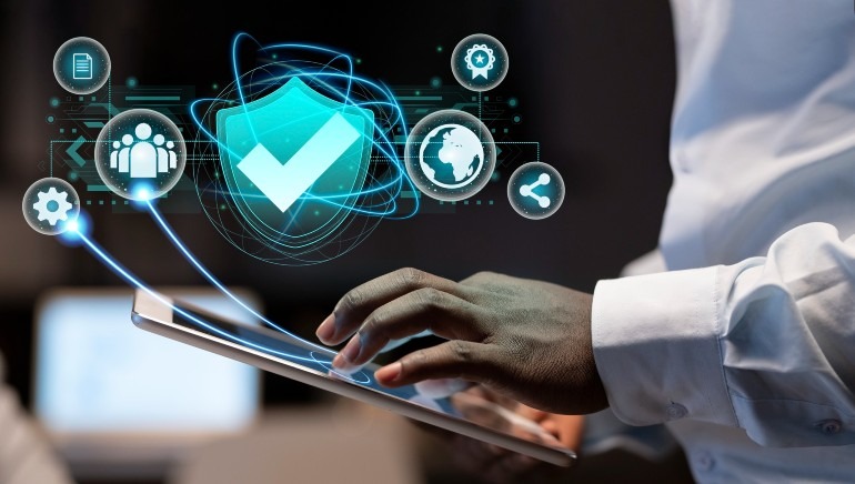 شخص يستخدم جهاز لوحي آمن للوصول إلى الإنترنت